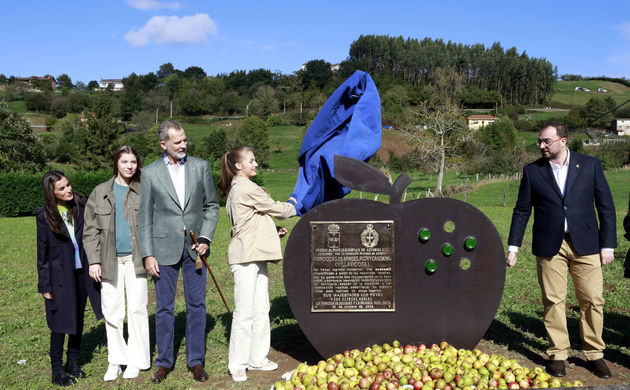 Su Alteza Real la Princesa de Asturias durante el descubrimiento de una placa conmemorativa